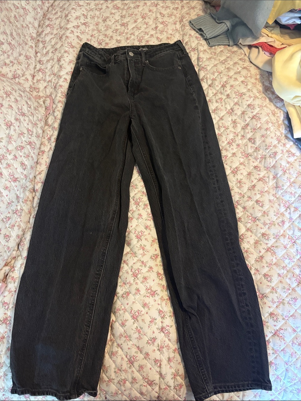 Old Navy Women's Straight Leg Jeans in Washed Black